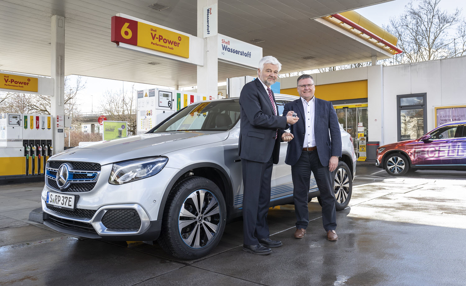 President Wolfgang Reimer Accepts Mercedez GLC F Cell main