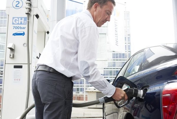 Global Delegates Target Output of 90 Mil. Tons of Hydrogen by 2030 3 Mirai refuelling 01