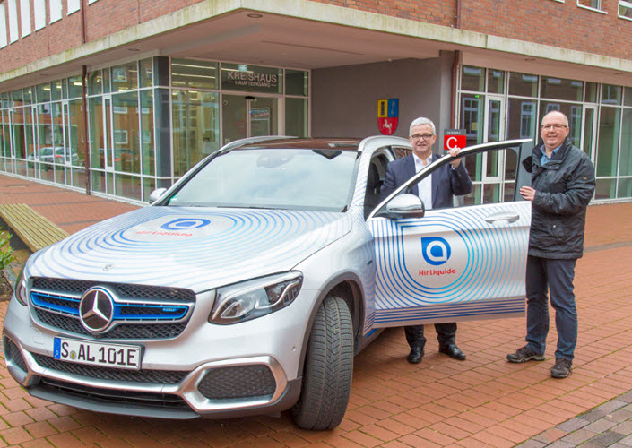 District Administrator Michael Roesberg with Air Liquid employee Rudolf Meyn right after the test drive in the hydrogen powered sedan main