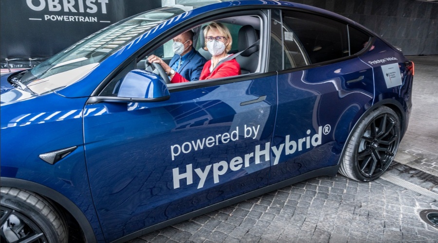 German Federal Research Minister Anja Karliaczek Presents Innovative Methanol Car 1 Fuel Cells Works, Karliczek: CO2 Exhaust Gases From The Steel Industry Are "Recycled" Into Fuels