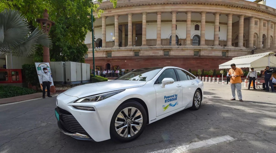 Gadkari Reaches Parliament in Hydrogen-Powered Car 1 Fuel Cells Works, Gadkari Reaches Parliament in Hydrogen-Powered Car