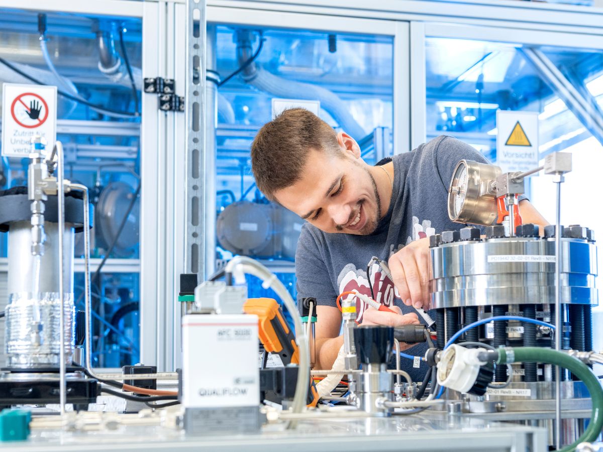 Breakthrough in Hydrogen Recycling for Industry Research Project EH2C Successfully Completed by DHBW Mannheim 1 20240206 PM Bild Abschluss Projekt EH2C Kai Tornow DHBW Ma